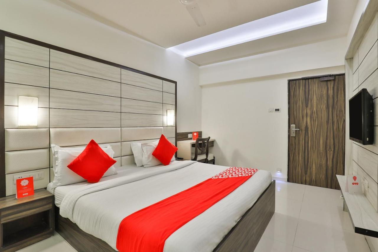 Oyo 2351 Hotel Golden Plaza อาเมดาบัด ภายนอก รูปภาพ