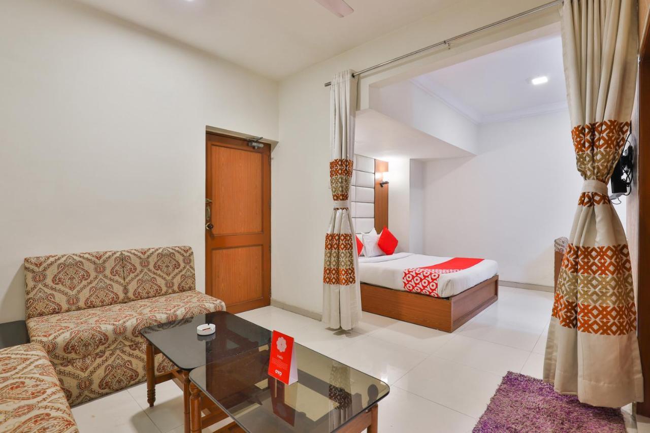 Oyo 2351 Hotel Golden Plaza อาเมดาบัด ภายนอก รูปภาพ
