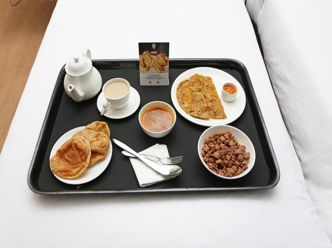 Oyo 2351 Hotel Golden Plaza อาเมดาบัด ภายนอก รูปภาพ