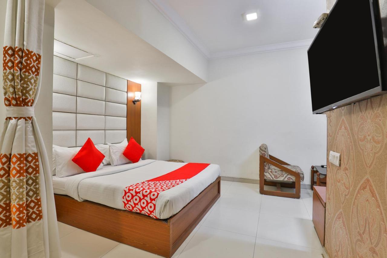 Oyo 2351 Hotel Golden Plaza อาเมดาบัด ภายนอก รูปภาพ
