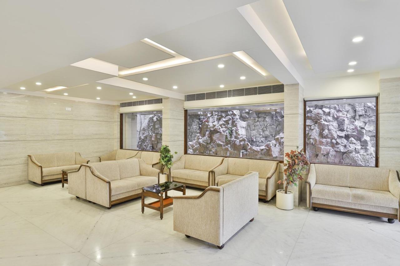 Oyo 2351 Hotel Golden Plaza อาเมดาบัด ภายนอก รูปภาพ