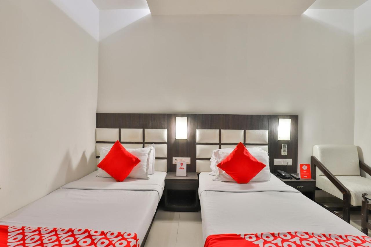 Oyo 2351 Hotel Golden Plaza อาเมดาบัด ภายนอก รูปภาพ