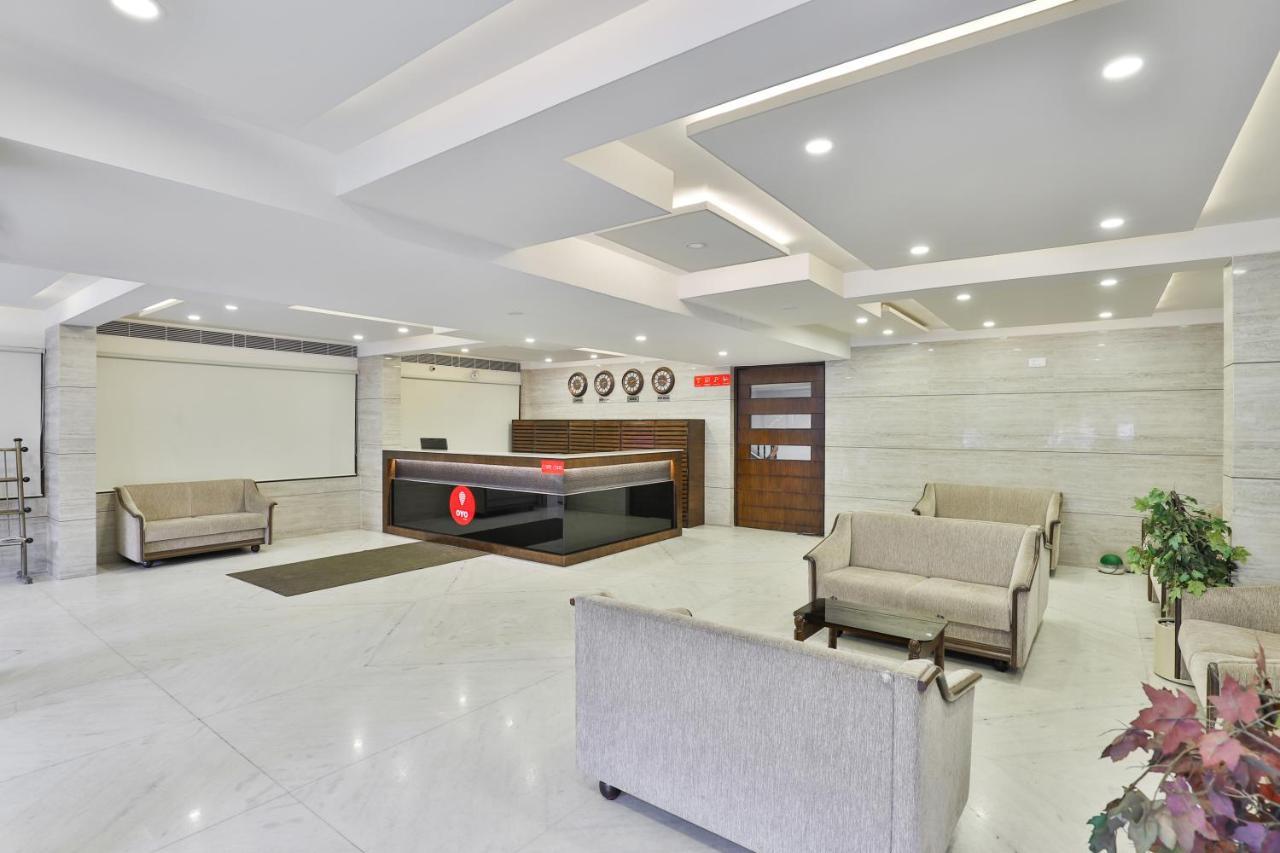 Oyo 2351 Hotel Golden Plaza อาเมดาบัด ภายนอก รูปภาพ