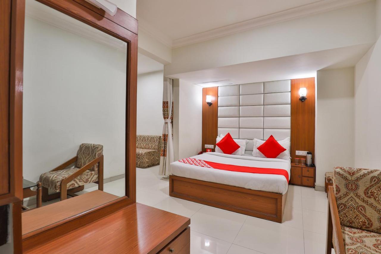 Oyo 2351 Hotel Golden Plaza อาเมดาบัด ภายนอก รูปภาพ