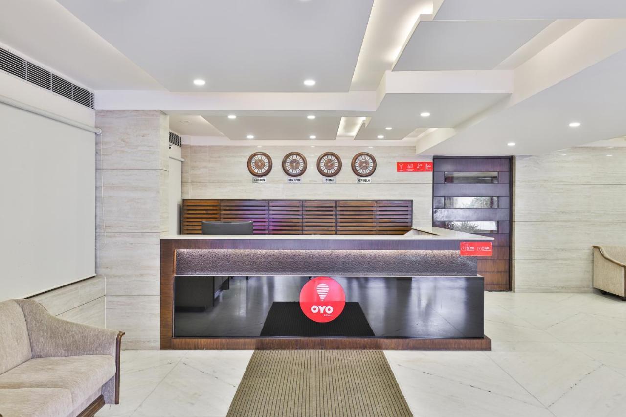 Oyo 2351 Hotel Golden Plaza อาเมดาบัด ภายนอก รูปภาพ