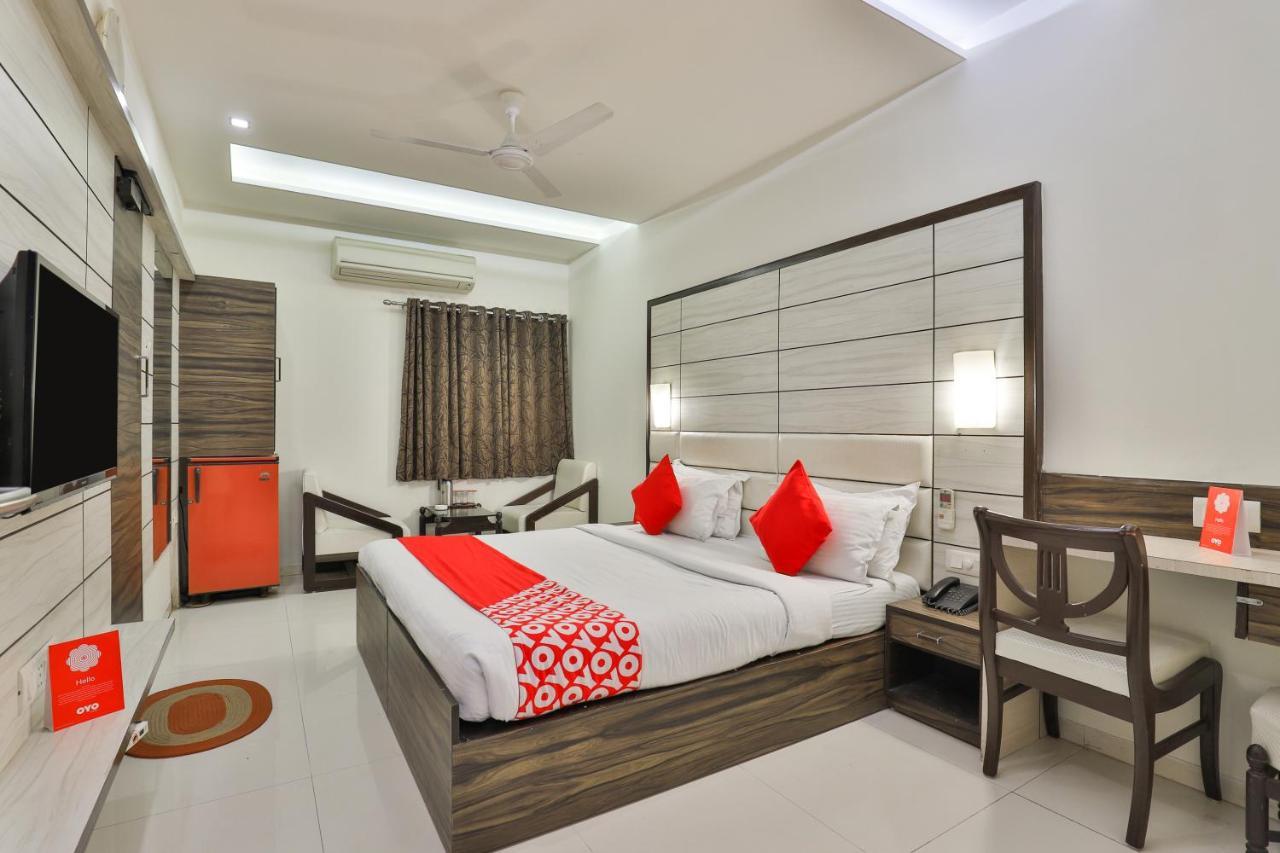 Oyo 2351 Hotel Golden Plaza อาเมดาบัด ภายนอก รูปภาพ