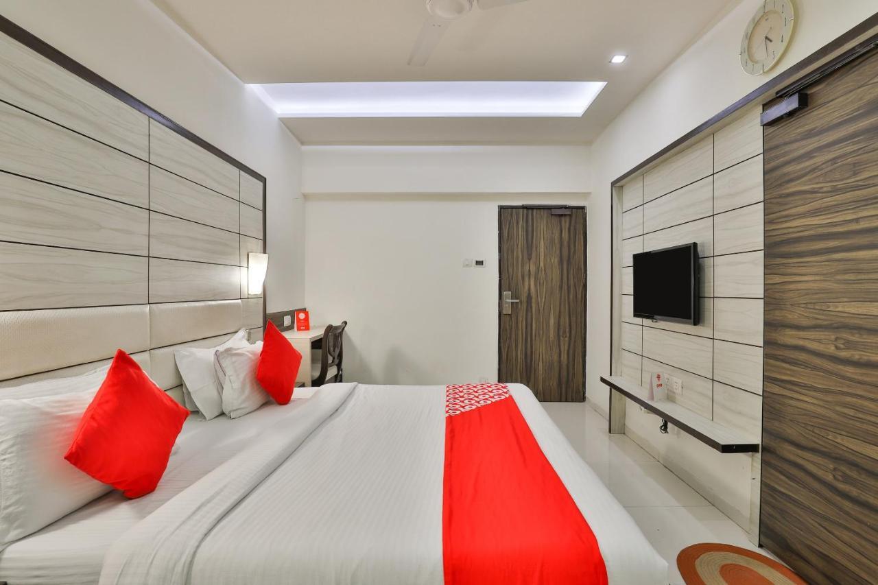 Oyo 2351 Hotel Golden Plaza อาเมดาบัด ภายนอก รูปภาพ