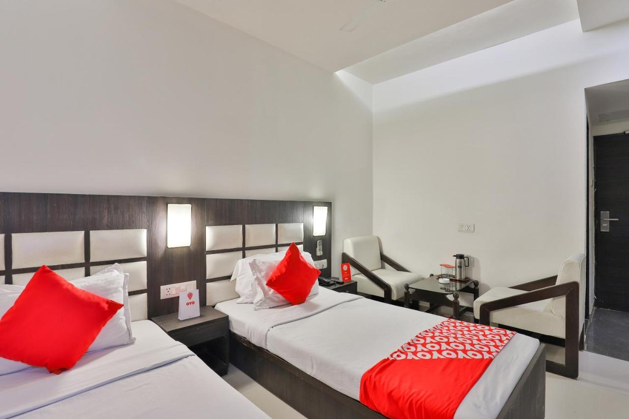 Oyo 2351 Hotel Golden Plaza อาเมดาบัด ภายนอก รูปภาพ