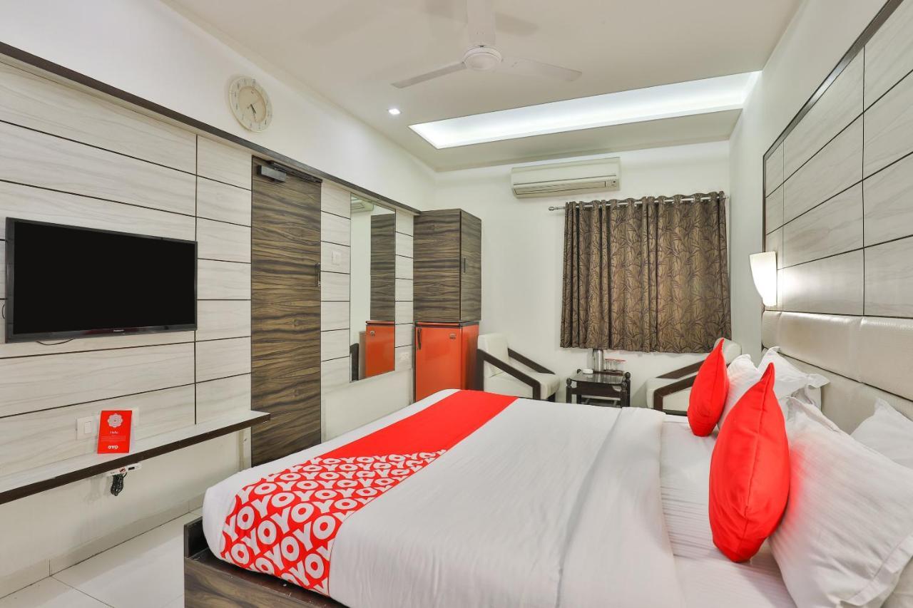Oyo 2351 Hotel Golden Plaza อาเมดาบัด ภายนอก รูปภาพ