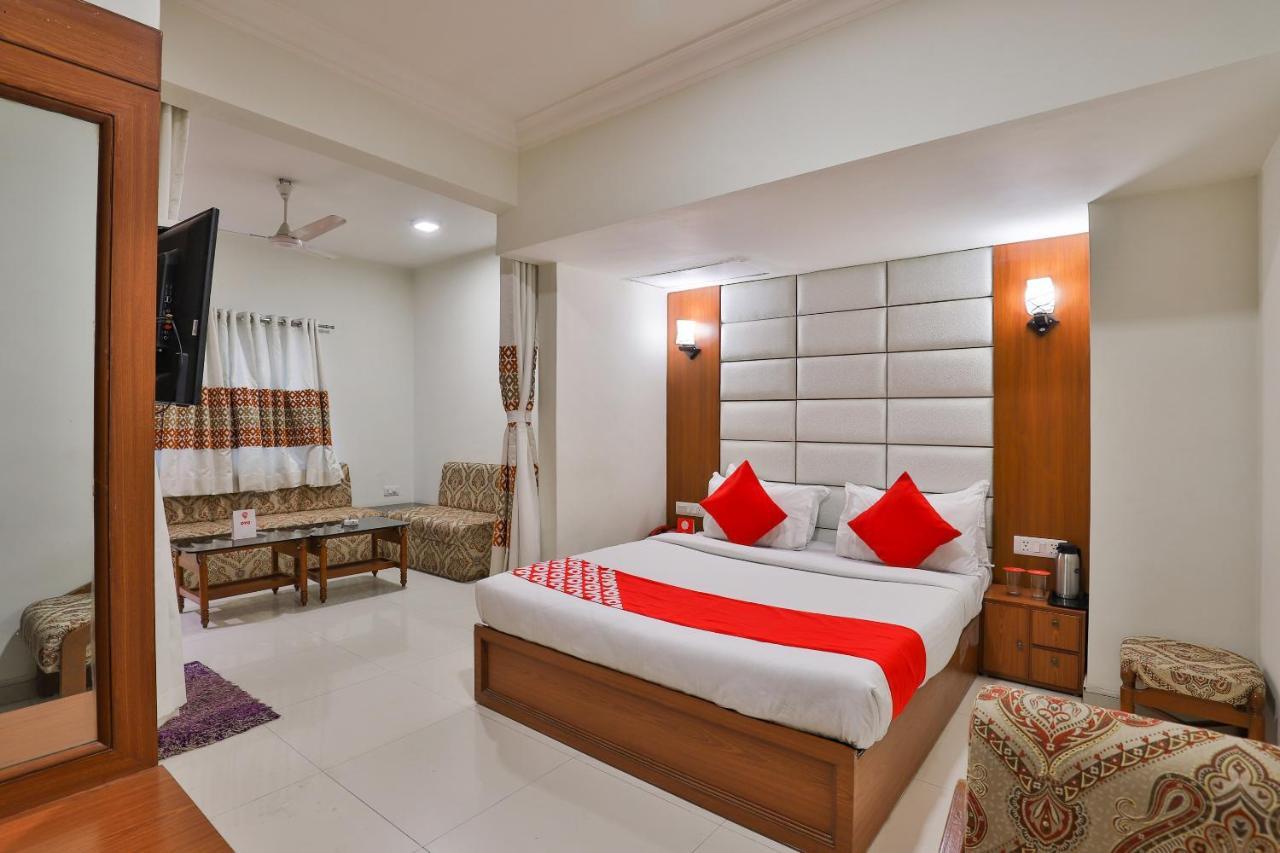 Oyo 2351 Hotel Golden Plaza อาเมดาบัด ภายนอก รูปภาพ