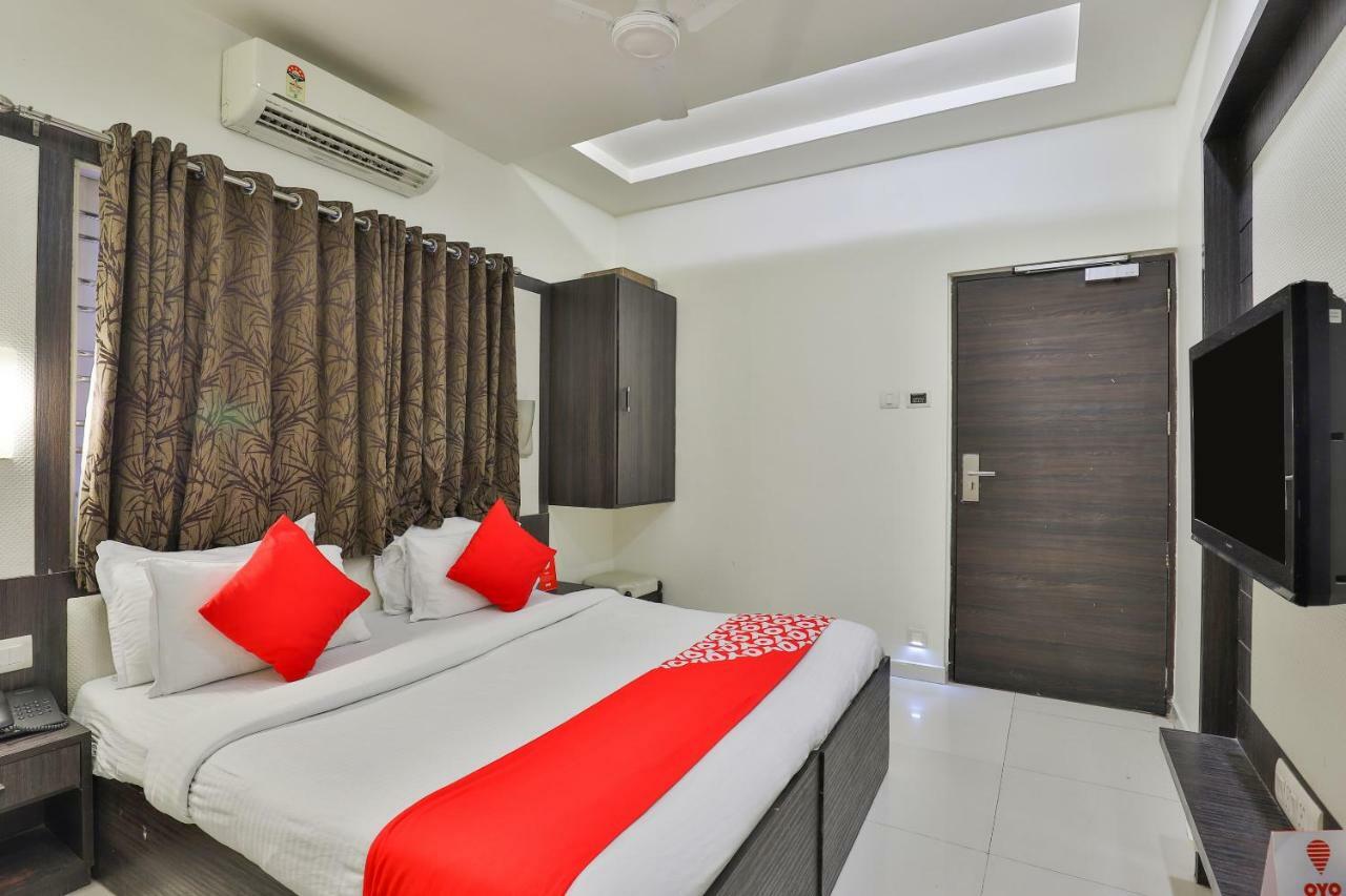 Oyo 2351 Hotel Golden Plaza อาเมดาบัด ภายนอก รูปภาพ