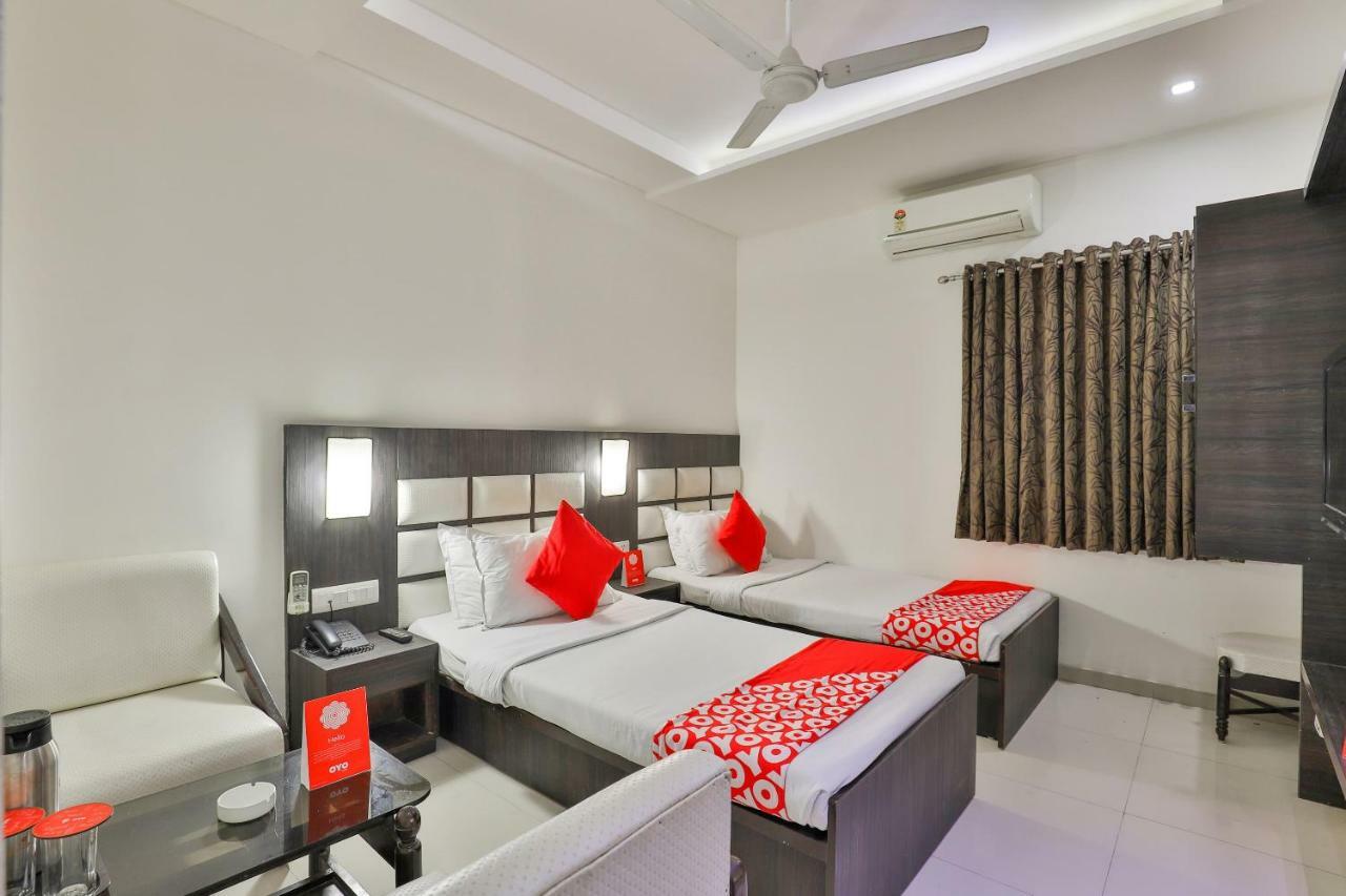 Oyo 2351 Hotel Golden Plaza อาเมดาบัด ภายนอก รูปภาพ
