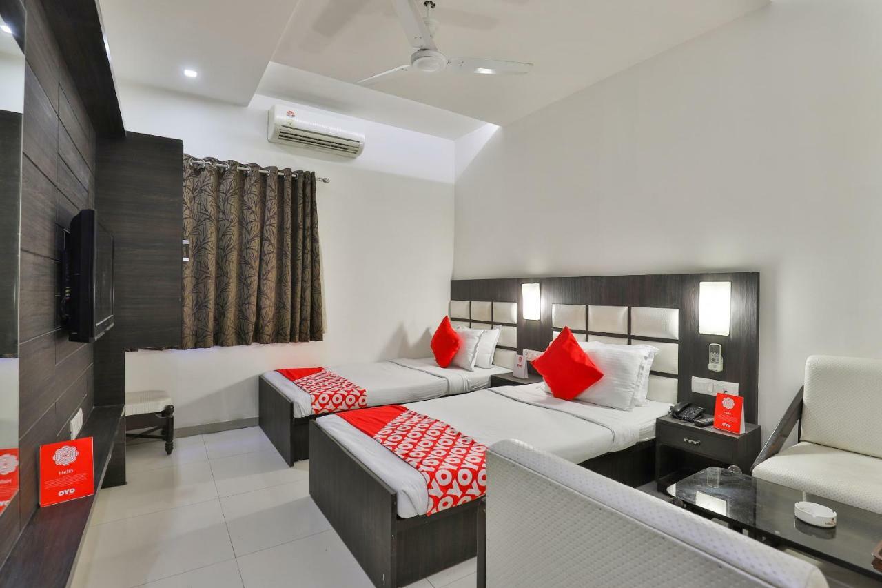 Oyo 2351 Hotel Golden Plaza อาเมดาบัด ภายนอก รูปภาพ